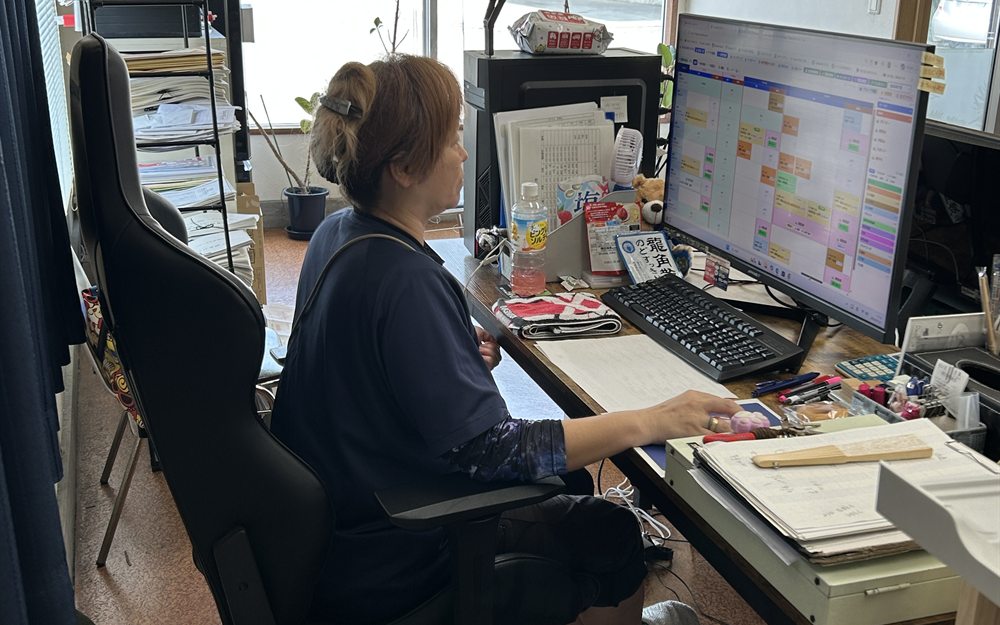 自社開発の配車管理システムで配車を組む様子